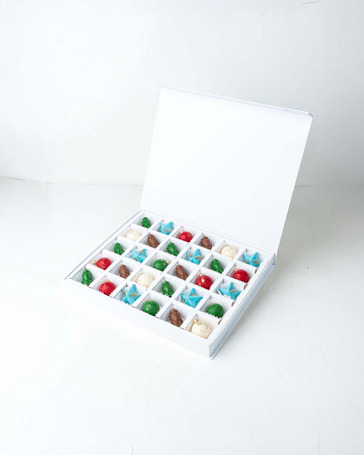 30 Holiday Season ChocolatesChocolate & ConfectioneryYour Gift Contains:• 30 Chocolate Christmas Decor• Flavors: Pistachio, Hazelnut, Speculoos, Peanut Butter and Roche• Box Size: 31 x26x14cmHandling and Storage• Keep away from direct heat and sunlight• B